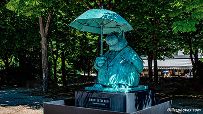 Statue de Geluck,- SINGIN IN THE RAIN   - Exposition 2021  sur les champs Elysées -PARIS